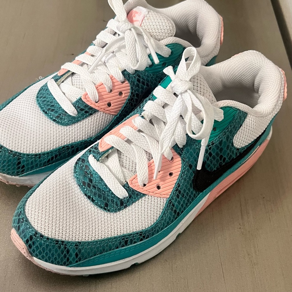 Nike Women's Teal and Pink Sneakers 5.5 youth (women’s size 7)